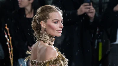 Марго Робби надела браслет из волос сестер Бронте на премьеру "Бурного перевала"