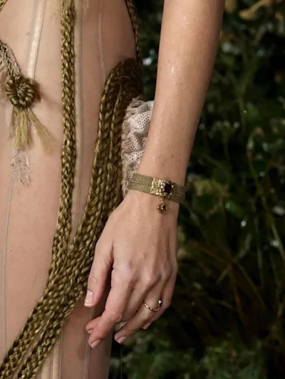 Марго Роббі показала браслет із волосся Емілі та Анни Бронте. - фото 826907