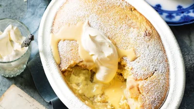 Яблучний бісквітний пиріг з горіхами – зимовий десерт до чаю