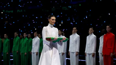 Девушка Ди Каприо в образе от Armani приняла участие в открытии Олимпиады-2026, и это вау