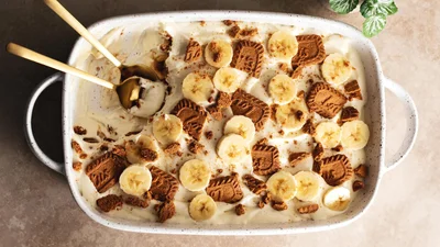 Десерт без выпекания: как приготовить сливочный пудинг из бананов и печенья