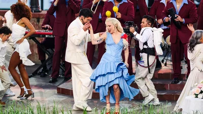 Під час виступу Bad Bunny та Lady Gaga на Супербоулі-2026 відбулося справжнє весілля: такого в історії гри ще не було