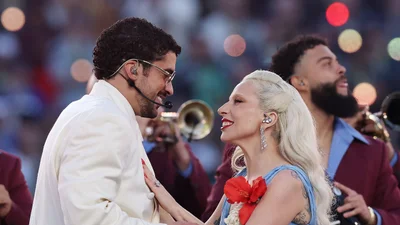 Леді Гага неочікувано станцювала сальсу з Bad Bunny на Супербоулі - до шоу приєдналися Рікі Мартін, Педро Паскаль та інші зірки