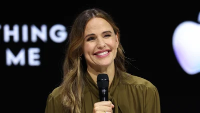 Дженніфер Гарнер у незвичній блузі, яка ідеально впишеться у весняний гардероб - і пасуватиме до всього