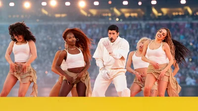 Bad Bunny виступив на Супербоулі в одязі з мас-маркету, закодувавши послання - що означає таємне число 64