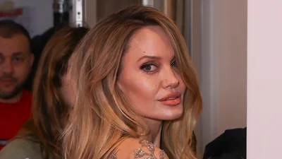 Анджеліна Джолі зводить з розуму у напівпрозорій срібній сукні Givenchy - цей вихід уже називають легендарним