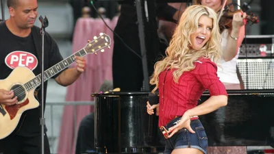 45-річна Джессіка Сімпсон "вдосконалила" обличчя та змінила колір волосся - і її тепер важко впізнати