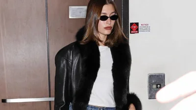 Кожаная куртка с меховым акцентом в стиле Хейли Бибер - фаворит межсезонья 2026
