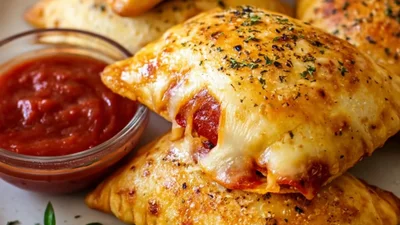 Ідея для зайнятих: як приготувати швидкі піци-кишеньки, які можна заморозити