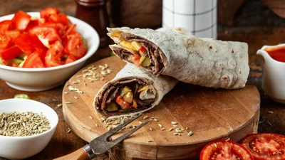 С рыбой и на тортилье: два рецепта шаурмы, которые ты еще не пробовала