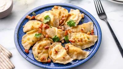 Класика української кухні: як приготувати вареники з картоплею зі шкварками