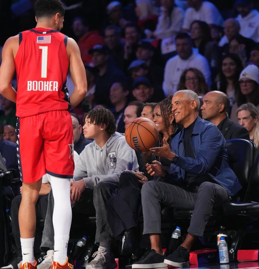 Барак и Мишель Обама очаровали сеть своим свиданием на матче всех звезд NBA - 830252 Барак и Мишель Обама очаровали сеть своим свиданием на матче всех звезд NBA - фото 830252