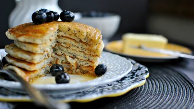 Солодкий настрій: рецепт макових панкейків для повільного і красивого ранку