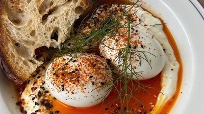 Яйця з йогуртом по-турецьки – сніданок, який захочеш готувати щотижня