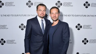 Леонардо Ди Каприо оторвался на вечеринке с Тоби Макгуайром - видео с неуклюжими танцами актера покоряет соцсети