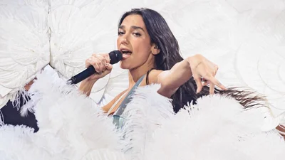 Співачка Дуа Ліпа з'явилася на червоній доріжці у "голій" сукні від Chanel - гарячі фото