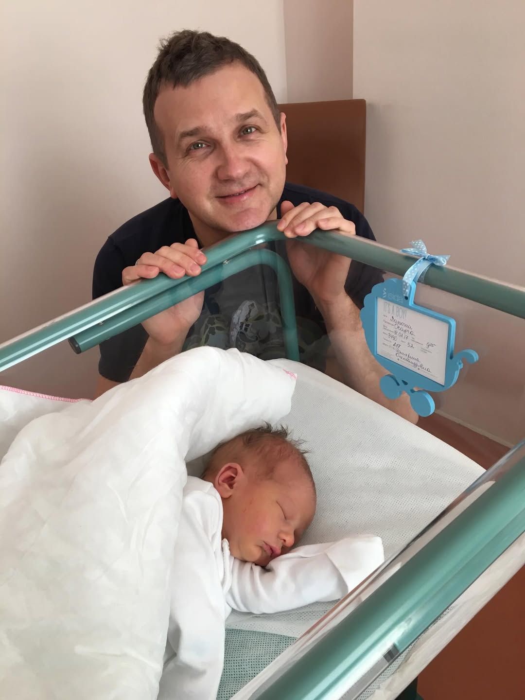 Юрій Горбунов зі старшим сином у пологовому - 831224 Юрій Горбунов зі старшим сином у пологовому - фото 831224