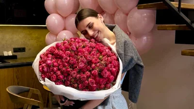 Молодша на 19 років дружина Сергія Танчинця показала їхні розкішні обручки, всипані діамантами – фото