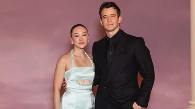 Головна пара 4-го сезону "Бріджертонів" з'явилися разом на справжньому балі-маскараді - нарешті Бенедикт знайшов "Леді в сріблі"