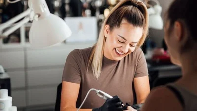 Цей "кам'яний" манікюр притягує удачу та гроші - новий тренд, який хочуть усі