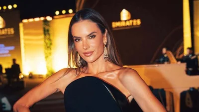 44-летняя Алессандра Амбросио в прозрачном боди и с крыльями зажгла на карнавале в Рио - это надо видеть