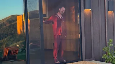 Маколей Калкін у піжамі та з коханою - зірка “Сам удома” розчулив мережу кумедними фото