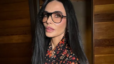 Деми Мур превратила цветочный принт в главный акцент своего выхода