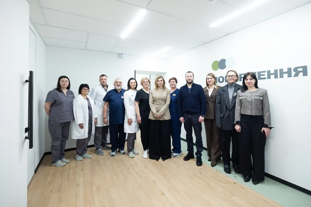 Новые золотые серьги и архитектурный жакет на запах: Елена Зеленская поразила безупречным выходом - 832069 Новые золотые серьги и архитектурный жакет на запах: Елена Зеленская поразила безупречным выходом - фото 832069