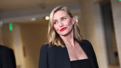 Кемерон Діас без макіяжу і з недбалою гулькою на маківці прогулялась Нью-Йорком - і ось як акторка виглядає насправді