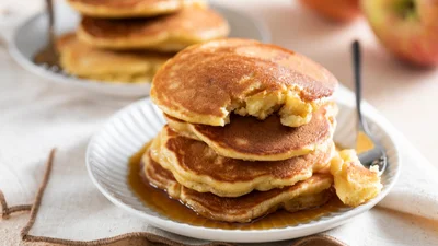 Сніданок, що пахне затишком: яблучні млинці як у дитинстві