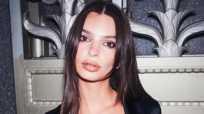 Емілі Ратаковскі засвітилась в дуже інтимній позі з відомим режисером та колишнім Дуа Ліпи