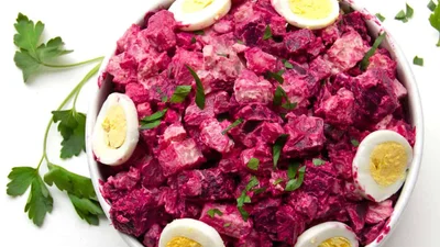 Салат з куркою і буряком – ніжний, яскравий і дуже святковий