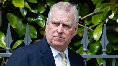 Принц Ендрю засвітився на непристойних фото, які знайшли у файлах Епштейна