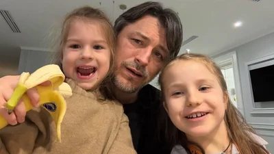 На Сергія Притулу з доньками "напали" у мережі через його невдалий жарт про світло - в чому ведучий звинувачує Кличка