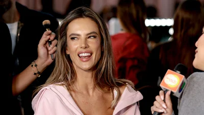 Алессандра Амбросіо показала джинси, які подовжують ноги та маскують зайве