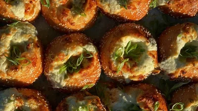 Ароматні булочки з зеленою цибулею – домашня випічка, що пахне на весь дім