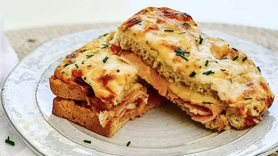 Крок-месье со сливочным соусом – идеальный французский бутерброд