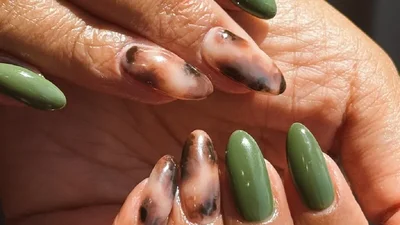 Три "антивесняні" відтінки манікюру, які цієї весни стануть хітом