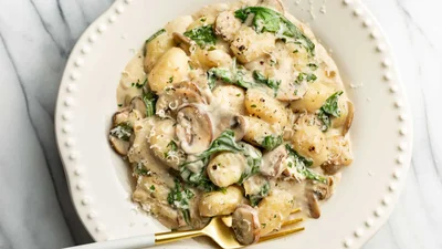 Вечеря за 20 хвилин: готуємо ньокі з грибами в кремовому соусі