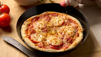 Как приготовить идеальную пиццу на сковороде – сочная начинка и нежное тесто