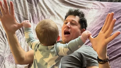 Андрій Джеджула вперше показав обличчя молодшої доньки: ведучий опублікував фото з таїнства хрещення