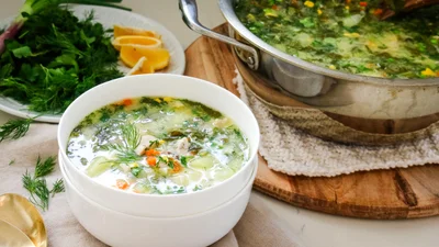 Постный зеленый борщ с шампиньонами и яйцом пашот: рецепт от Виталины Библив и Алика Мкртчяна