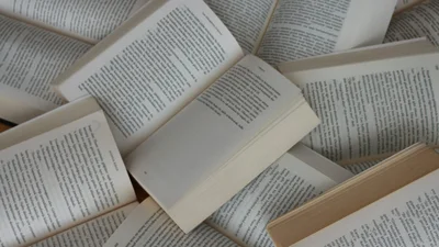 "Атлант затарил гречи", "Гопность и предупреждение": украинцы делятся в Threads книгами, которые стоит почитать