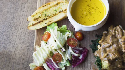 Яблучно-гірчичний маринад для м'яса і соус для салатів: лови класний лайфхак, яким будеш постійно користуватися