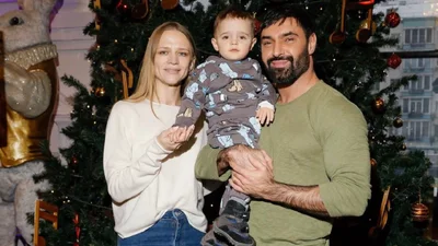 Редко публичная жена Виталия Козловского пришла с ним на премьеру "Мавки" – фото парочки