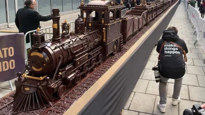 Потяг з шоколаду став найдовшою солодкою скульптурою у світі - так виглядає це кондитерське чудо