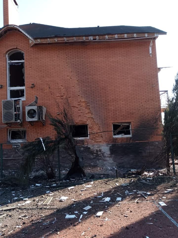 Ігор Кондратюк та його пошкоджений будинок під Києвом - фото 833730