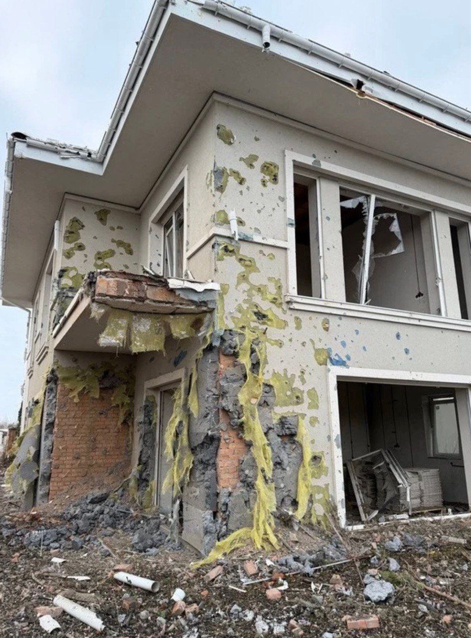 Володимир Остапчук та його зруйнований будинок - фото 833802