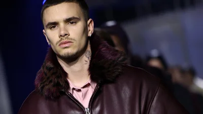 Колишня і теперішня дівчина у групі підтримки: Ромео Бекхем після завершення футбольної кар'єри вийшов на подіум