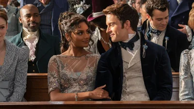 Звезда "Бриджетронов" в кожаном мини появилась на показе Burberry – фото